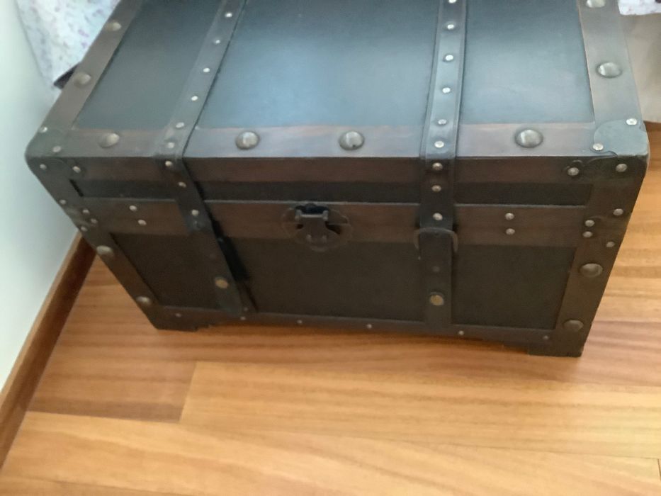 Baú em madeira , com fechos em pele