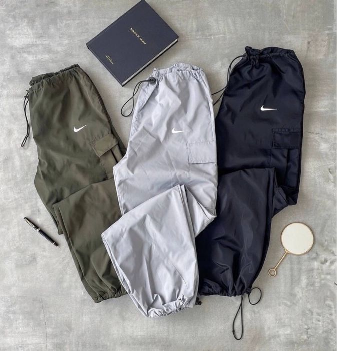 Жіночі спортивні штани карго Nike розмір 42-46