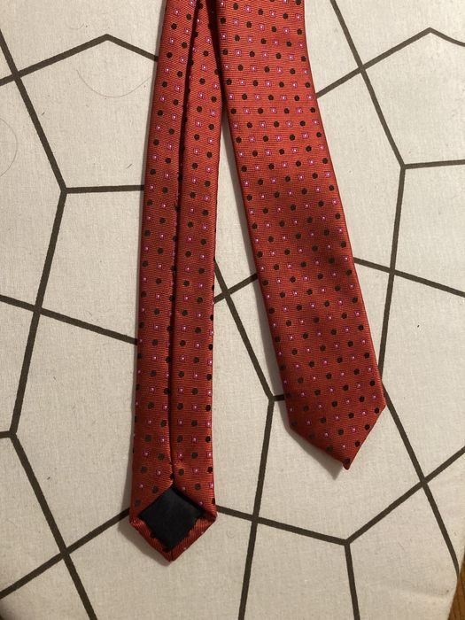 Krawat czerwony.