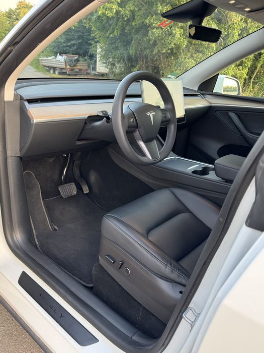 Tesla Y long range hak holowniczy felgi turbiny