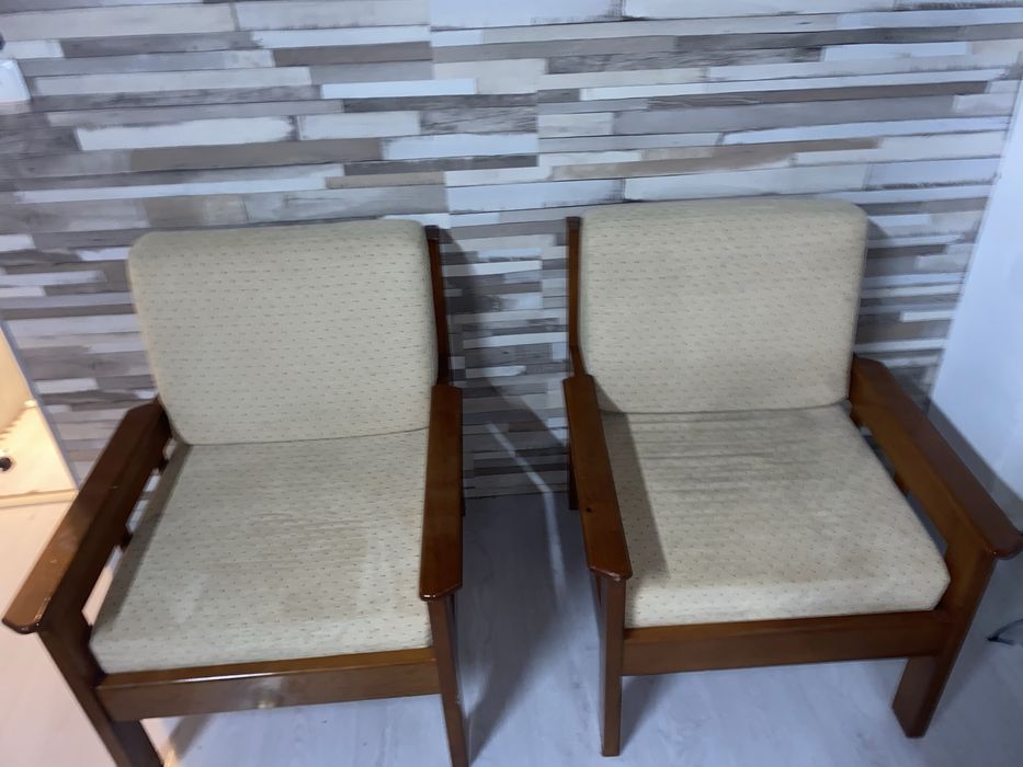 Vendo 2 cadeirões de madeira