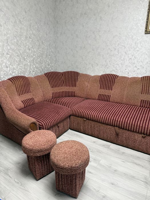 Диван з пуфами