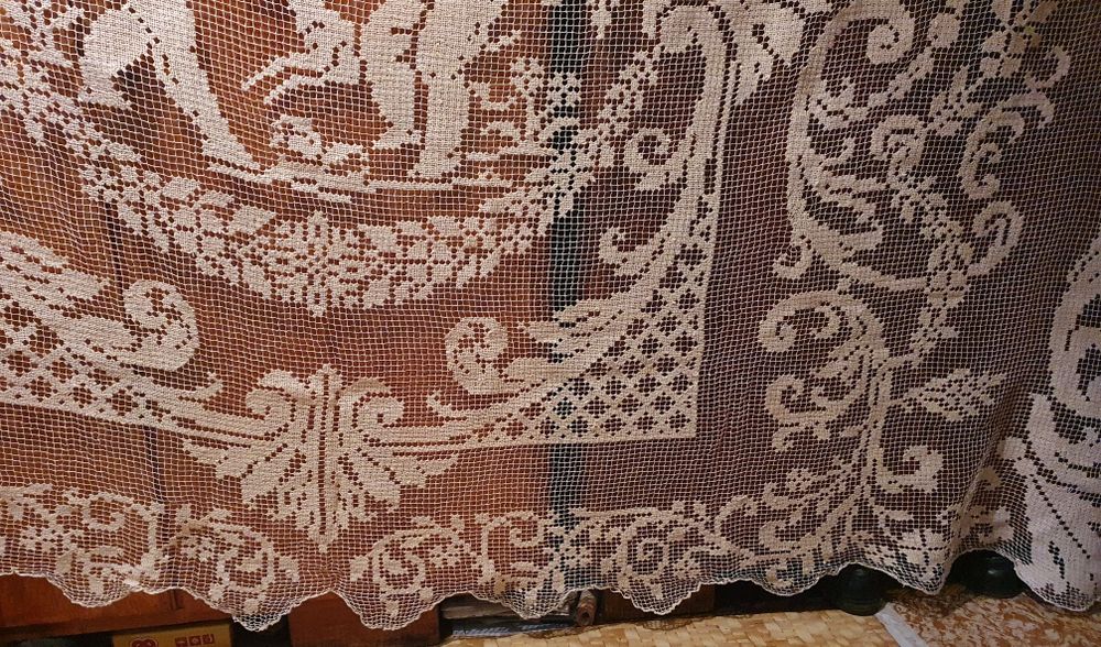 Piękny obrus robiony iglicą