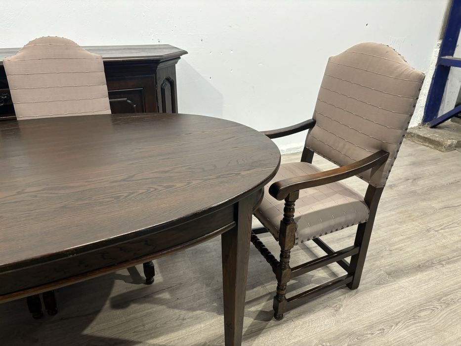 Stylowy ciemny komplet stołu z krzesłami