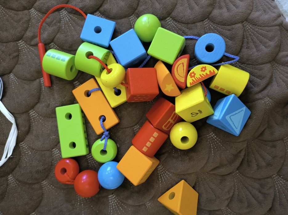 Іграшка-шнурівка з геометричними фігурами Hape String-Along Shapes