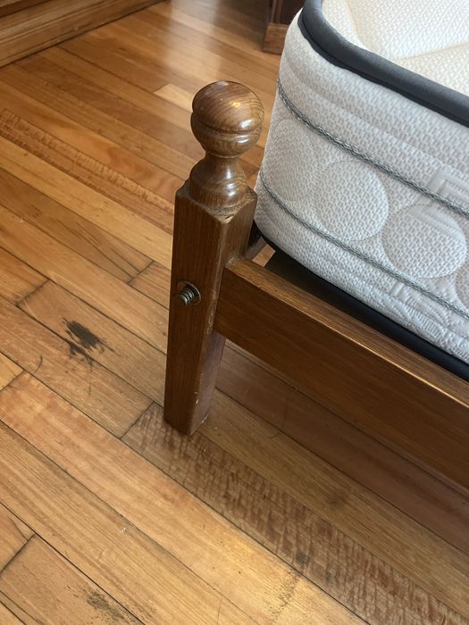 Cama de casal + 2 mesas de cabeceira + cómoda