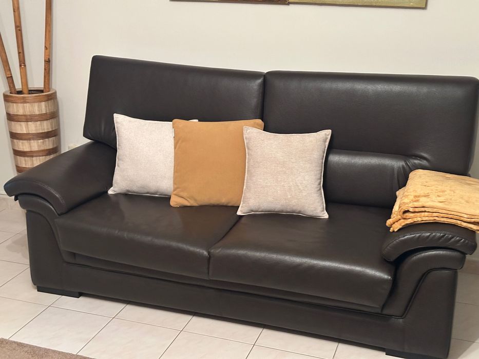 Sofá castanho escuro 110€