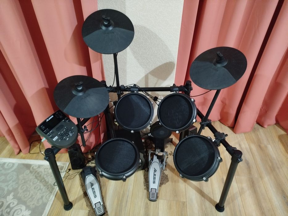 Bateria elétrica Alesis com 80 sons diferentes.