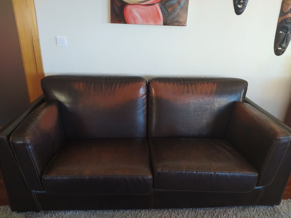 2 Sofás em pele.