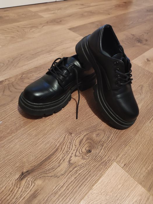 Czarne sznurowane eleganckie buty ala skórzane