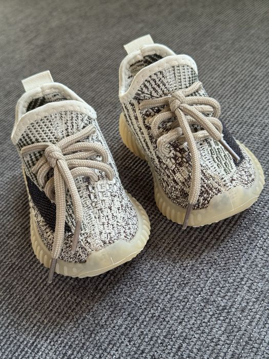 Кросівки дитячі Yeezy 350 розмір 21(13,5)