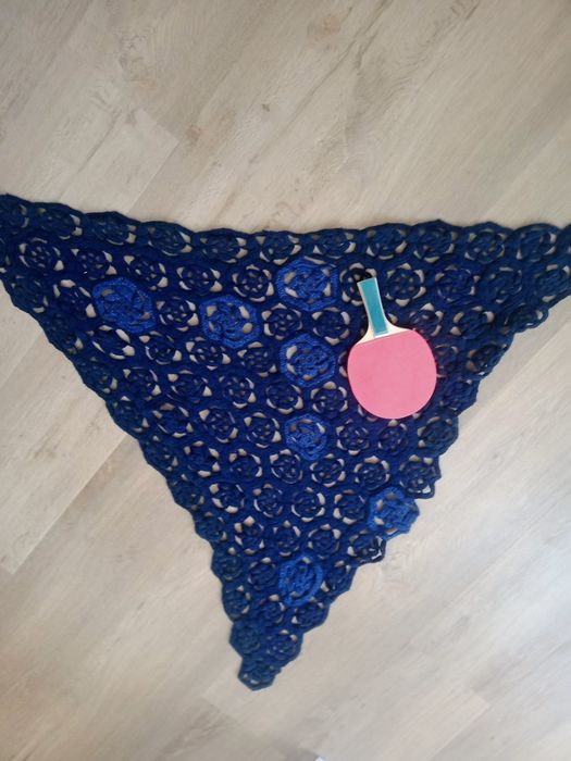 Chusta narzutka trójkątna handmade ręcznie robiona szydełko granatowa