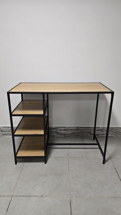 Mesa alta com 2 bancos