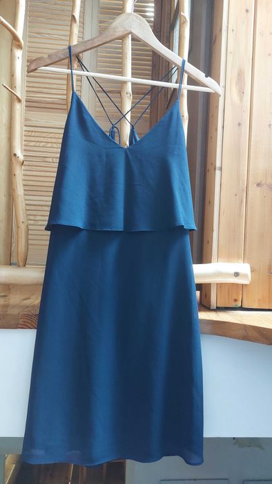 Zwiewna chabrowa sukienka mini z efektownymi plecami • Dwuwarstwowa • XS