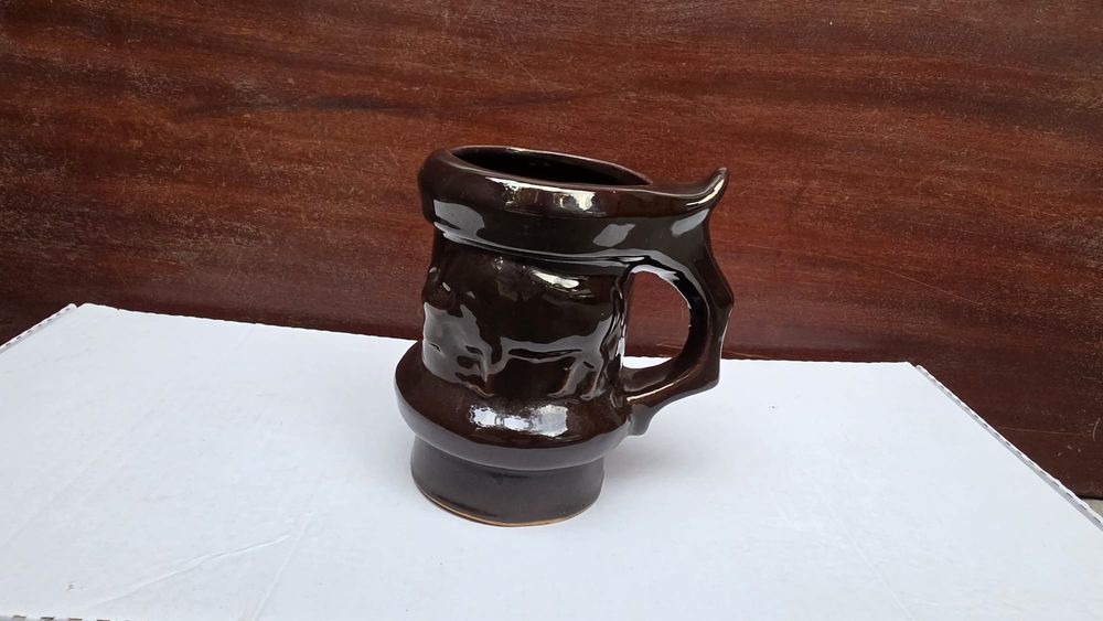 Ciekawy kufel ceramiczny