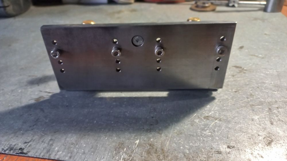 Пристрій для виготовлення спусків для ножів.