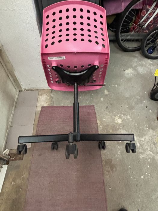 Cadeira cor de rosa de adulto