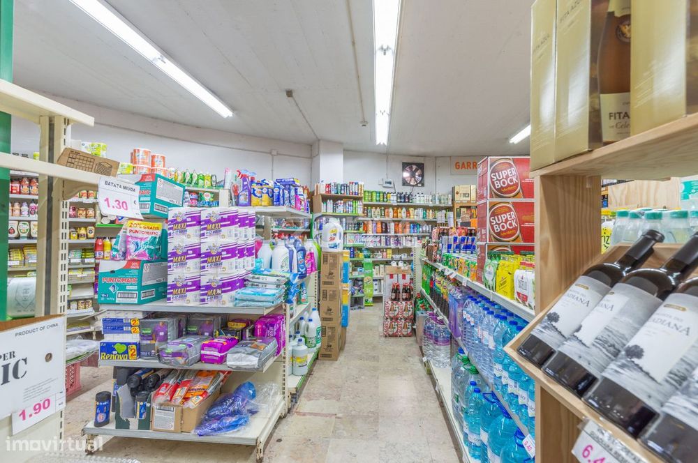 Minimercado p/ trespasse - no Mercado de Rio de Mouro