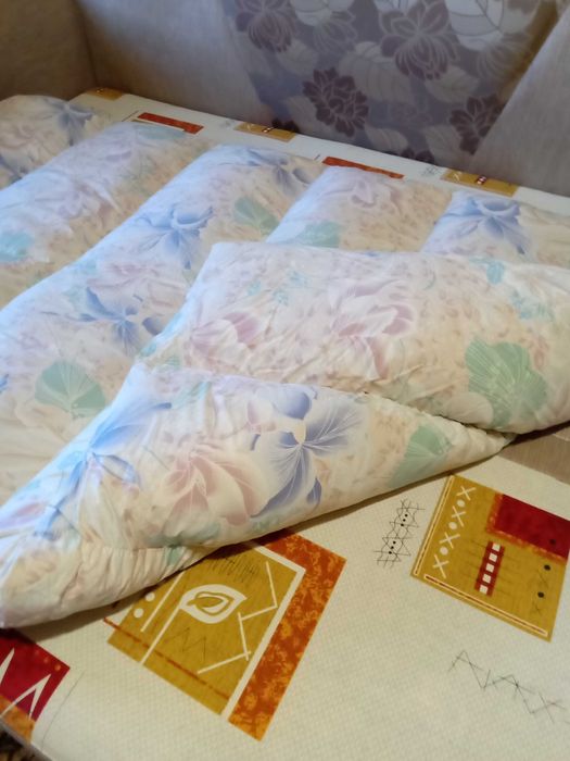 Перина пухова нова.