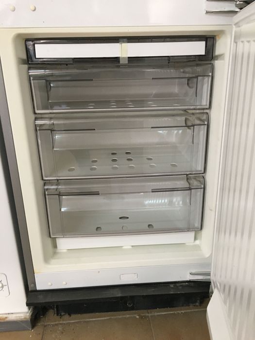 Frigorífico combinado de encastrar novo, por estrear
