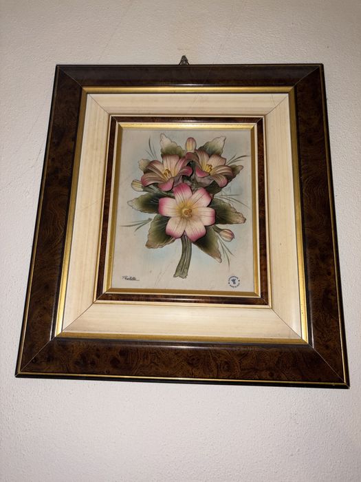 quadro decorativo com uma pintura floral em estilo clássico, protegido por vidro e emoldurado em madeira. Capodimonte
