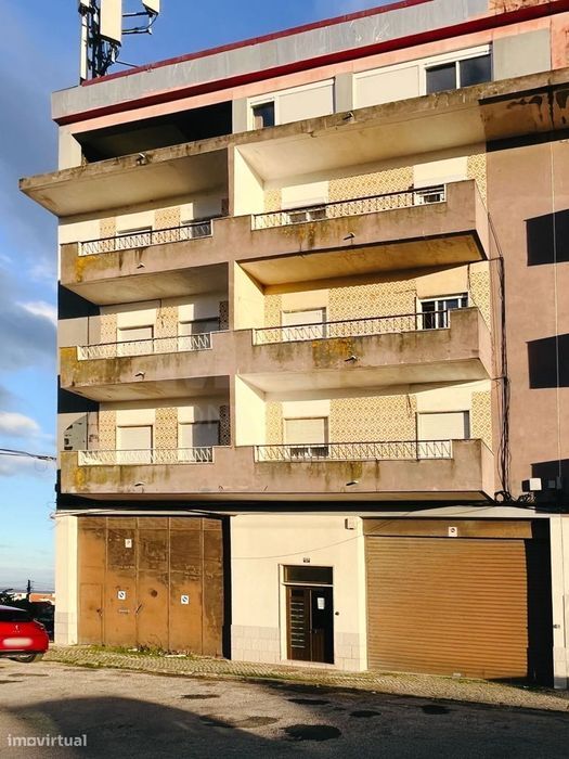 Prédio de Habitação e Comércio em Santa Iria de Azoia