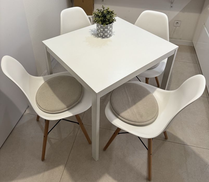 Rozkładany stolik IKEA z kompletem 4 krzeseł