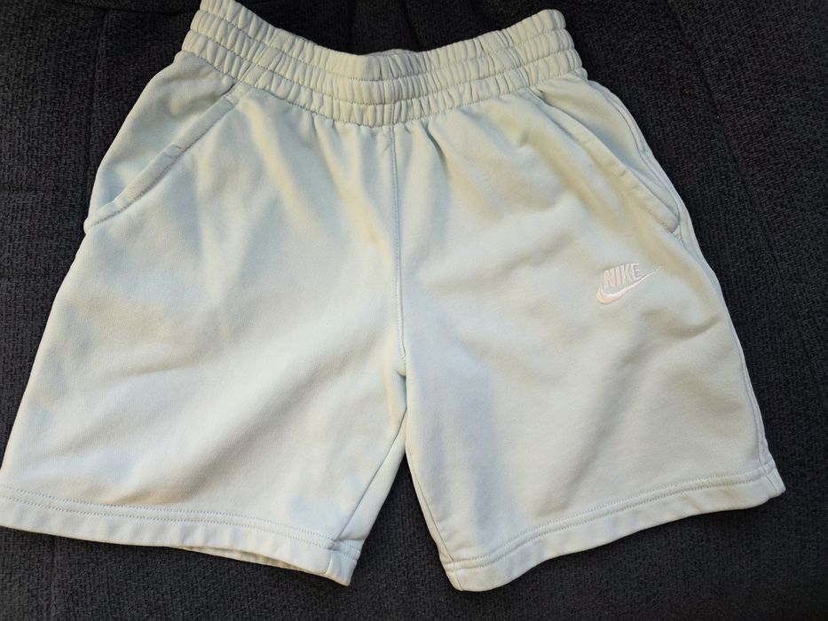 Błękitne spodenki chłopięce NIKE