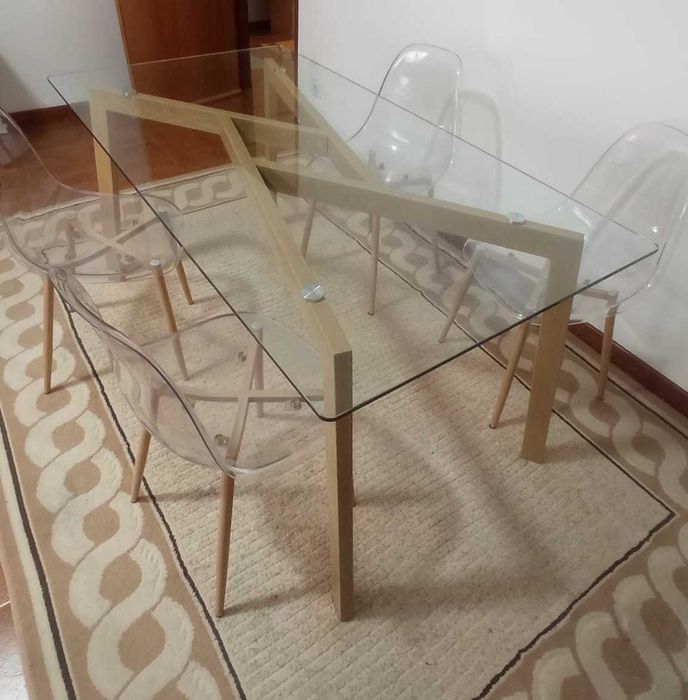 Conjunto de mesa com tampo de vidro (150x80x1 cm) + 4 Cadeiras