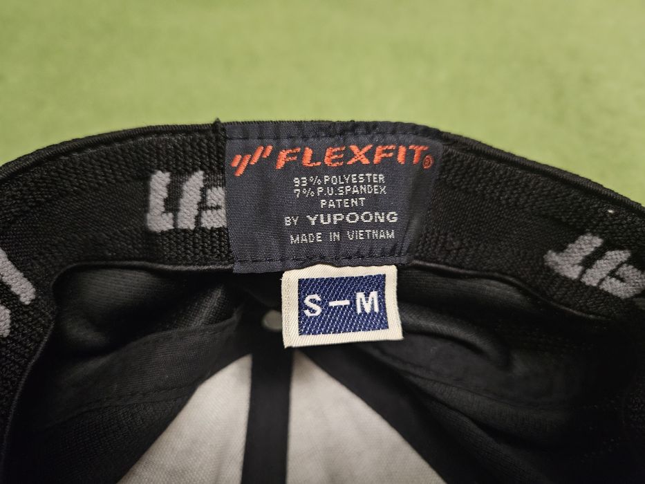 Czapka z daszkiem czarna