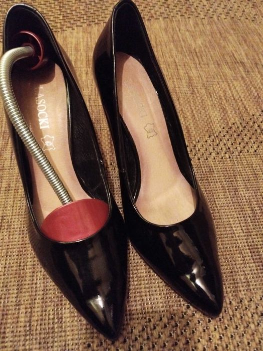 Czarne lakierowane szpilki r41