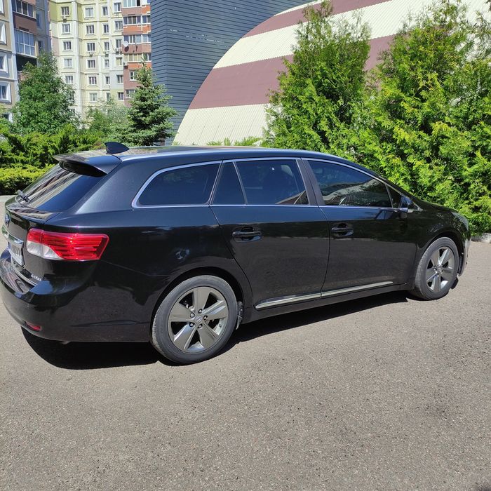 Toyota avensis . 2 л дизель 2014 г