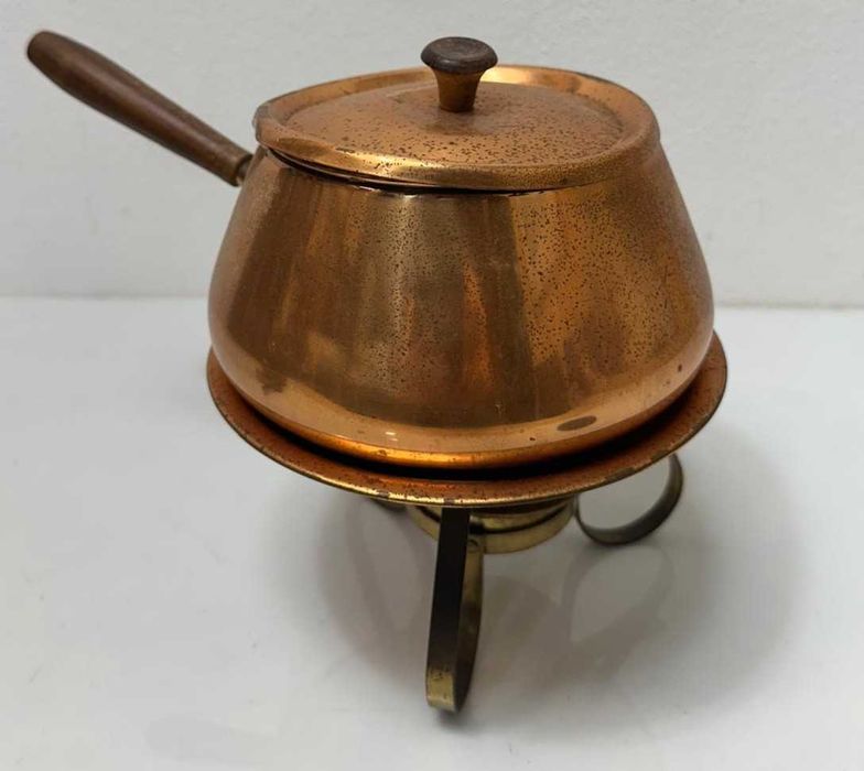 Caçarolas antigas  em cobre, com lamparina