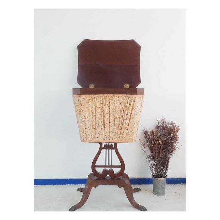 Mesa de costura em mogno