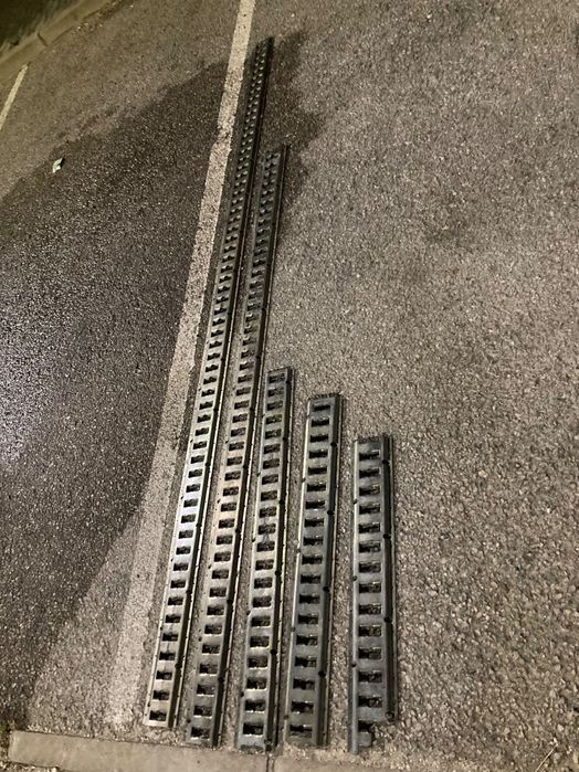 Conjunto de 5 trilhos para amarração de cargas.