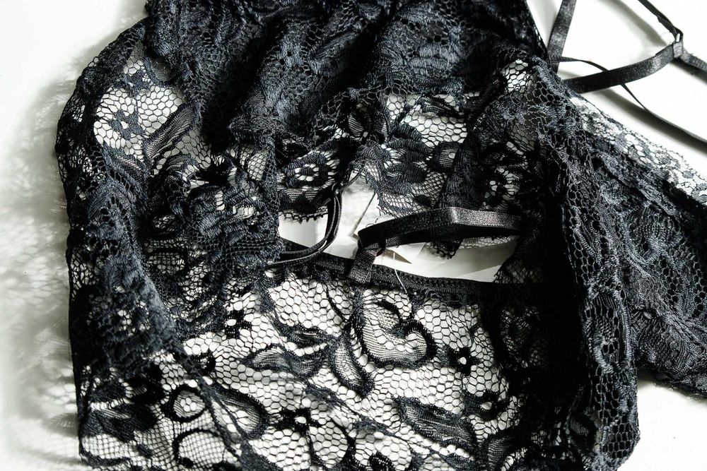 Czarny stanik w rozmiarze XL,