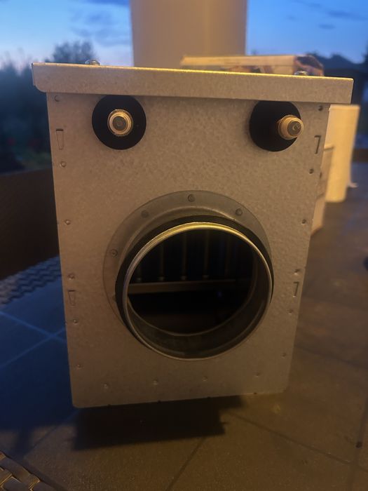 chłodnica kanałowa firmy VEAB Heat Tech AB, model CWK 100-3-2.5.