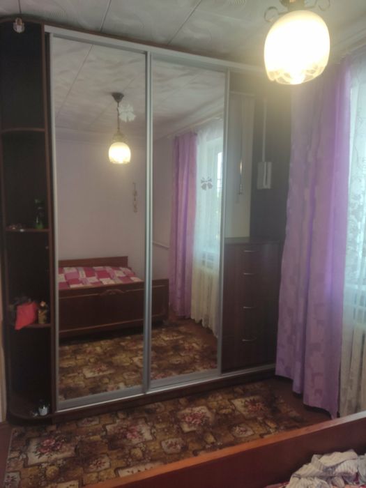 Шкаф-купе з пантографом і вмотованим комодом