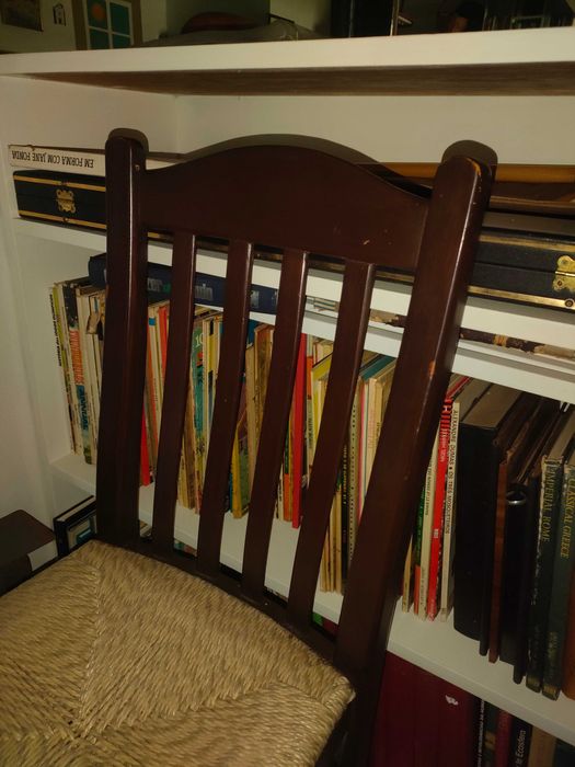 Mesa e cadeiras de madeira