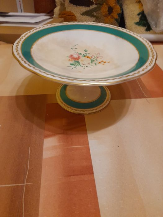 Ceramiczna patera ładna stojąca na nóżce