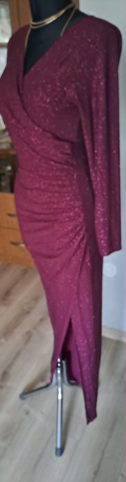 Dluga sukienka  z blyskiem z lewej strony draperowana.Nowa