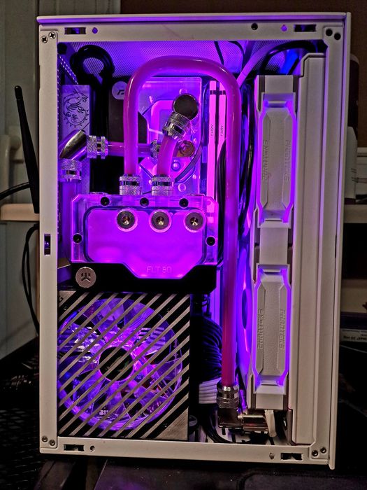 Kompaktowy komputer do gier (R7 9800x3D/RTX4090)