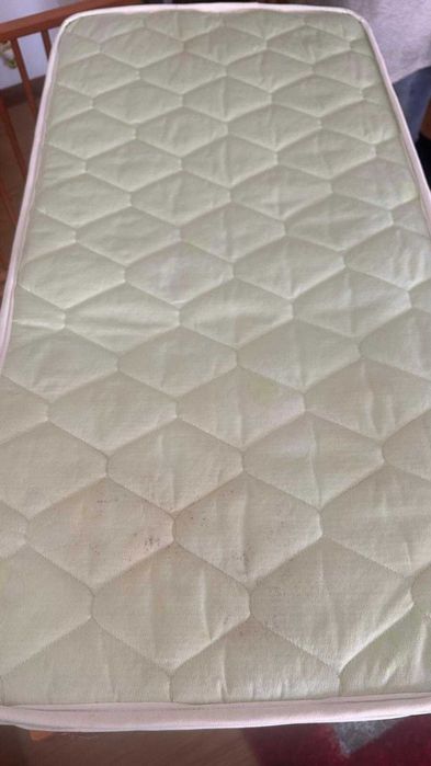 Cama de bebé em grades de madeira pinho mel