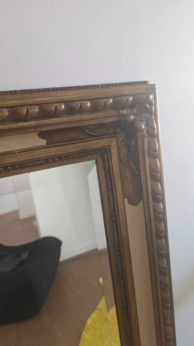 Espelho grande com moldura em madeira maciça e dourados