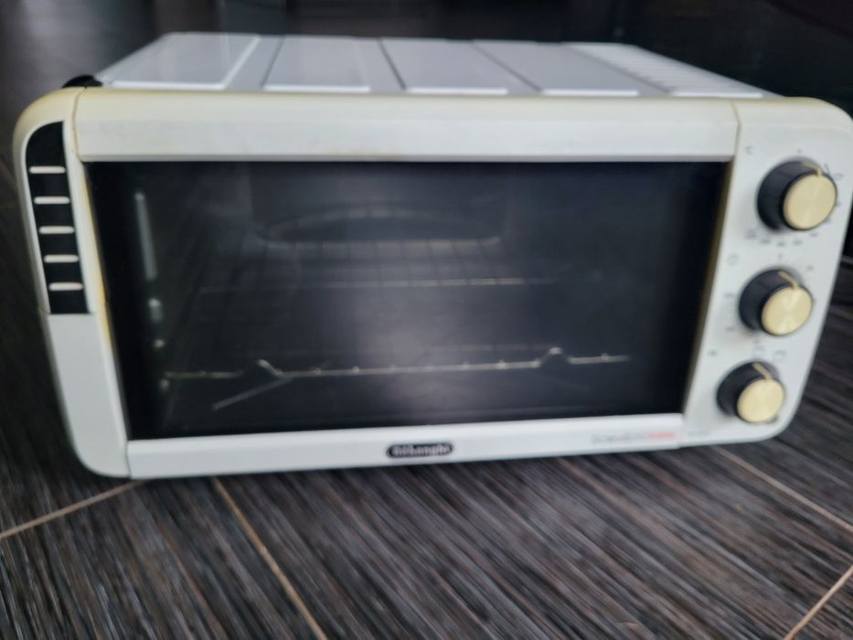 Продам электрическую духовку DeLonghi EO12012
