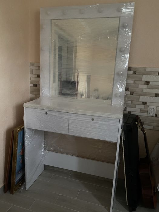 Стіл крісло перукарське візажний  високий стіл для макіяжу