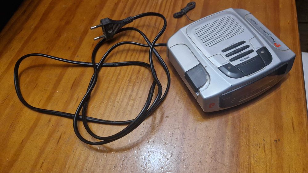 Rádio / despertador Pierre Cardin prateado PC 260