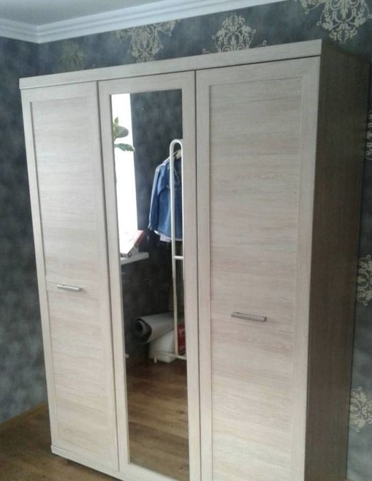 Трьохдверна шафа з дзеркалом