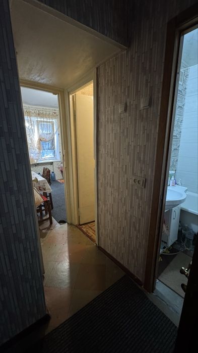Продаж 2-х кім квартири , по вулиці В. Ковалівка , поверх 6/9 , квартира не кутова ,квартира житлова ( під ремонт) .