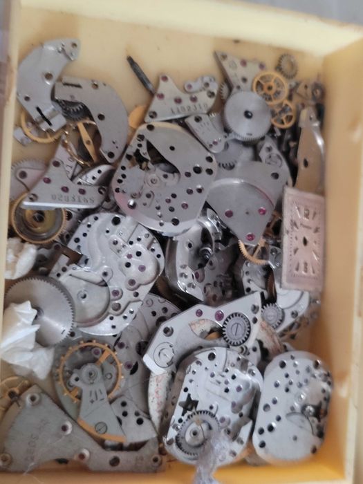 Skrzynka nr 7: Zbiór części do zegarków kieszonkowych i mechanicznych